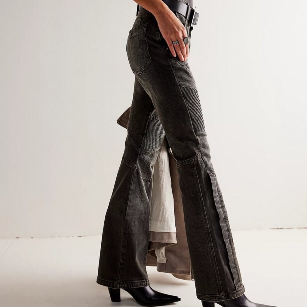 NWT Free People We the Free Vector Moto
Mid Rise Flare Jeans 🖤 Size 26
